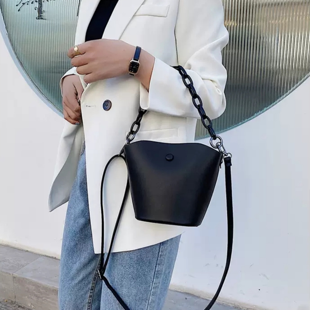 Minimalist chain bag in black